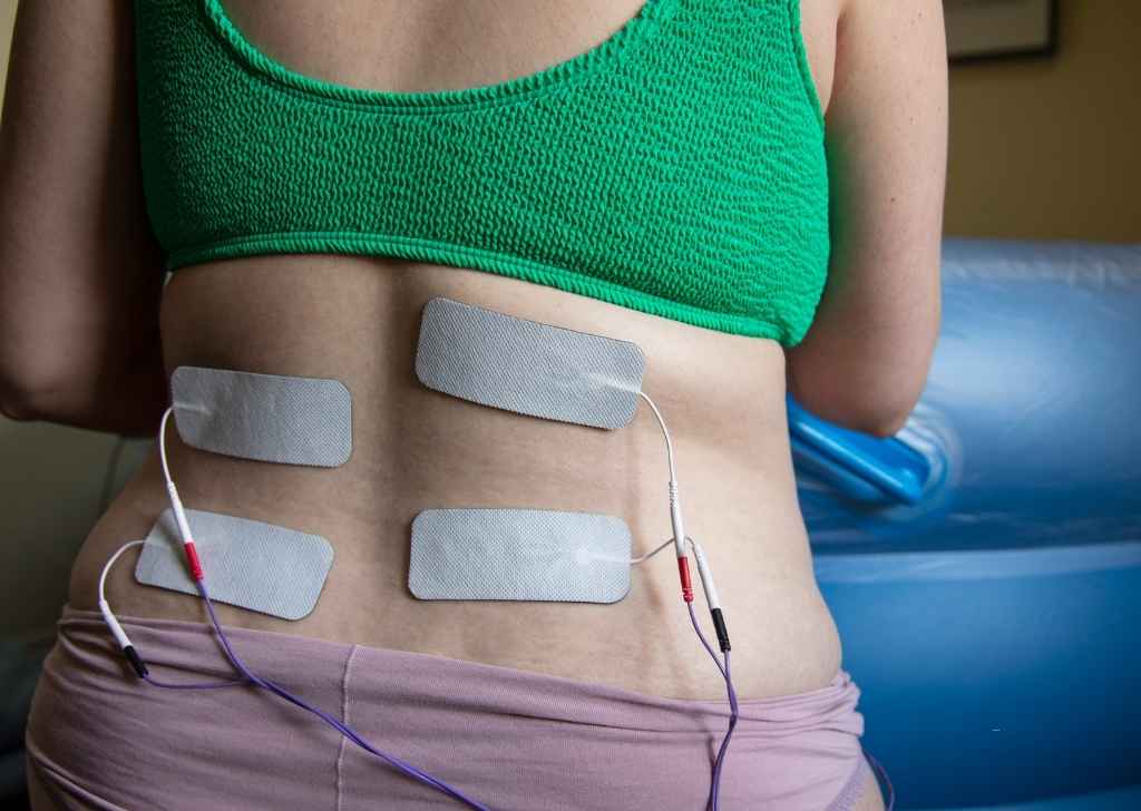 kami menggunakan teknologi rawatan tambahan seperti TENS (Transcutaneous Electrical Nerve Stimulation) dan terapi ultrasound untuk mengurangkan kesakitan saraf.